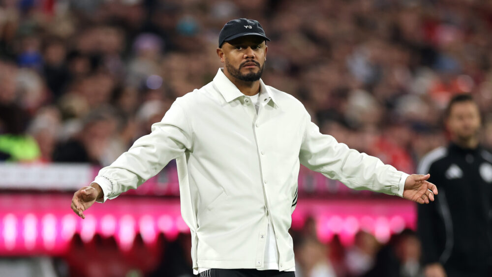 Vincent Kompany (FC Bayern) breitet die Arme aus. Im Hintergrund das Publikum in der Allianz Arena.