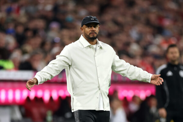 Vincent Kompany (FC Bayern) breitet die Arme aus. Im Hintergrund das Publikum in der Allianz Arena.