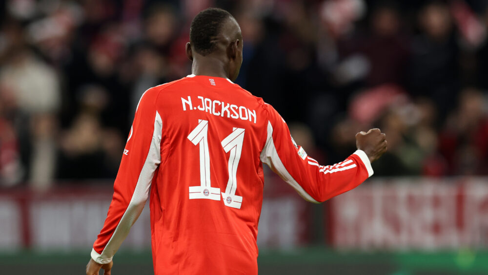 Nicolas Jackson vom FC Bayern München aus der Rückansicht. Er ballt die Faust.