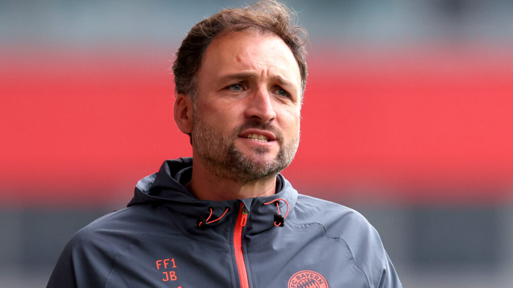 José Barcala (Trainer der FC Bayern Frauen) schaut kritisch.