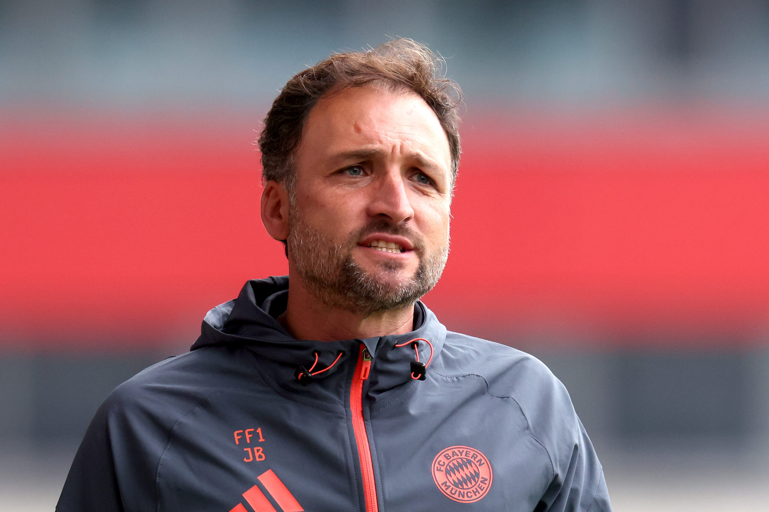José Barcala (Trainer der FC Bayern Frauen) schaut kritisch.