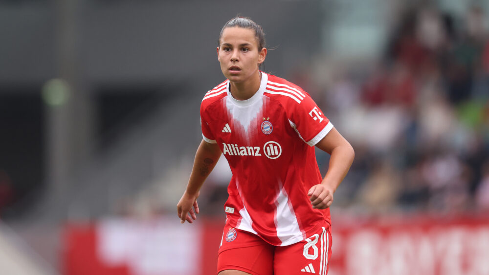 Lena Oberdorf im Trikot des FC Bayern mit fokussiertem Blick
