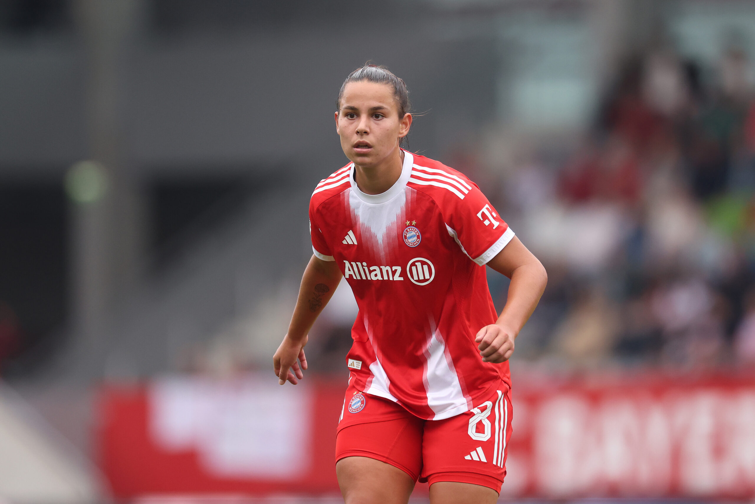 Lena Oberdorf im Trikot des FC Bayern mit fokussiertem Blick