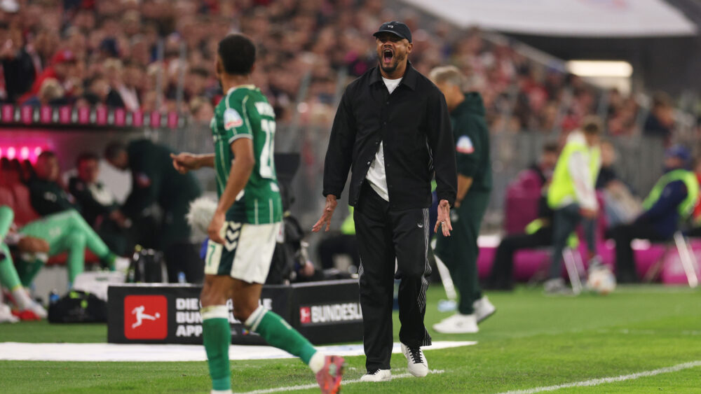 Vincent Kompany an der Seitenlinie eines Spiels des FC Bayern gegen Werder Bremen. Er reißt den Mund weit auf.