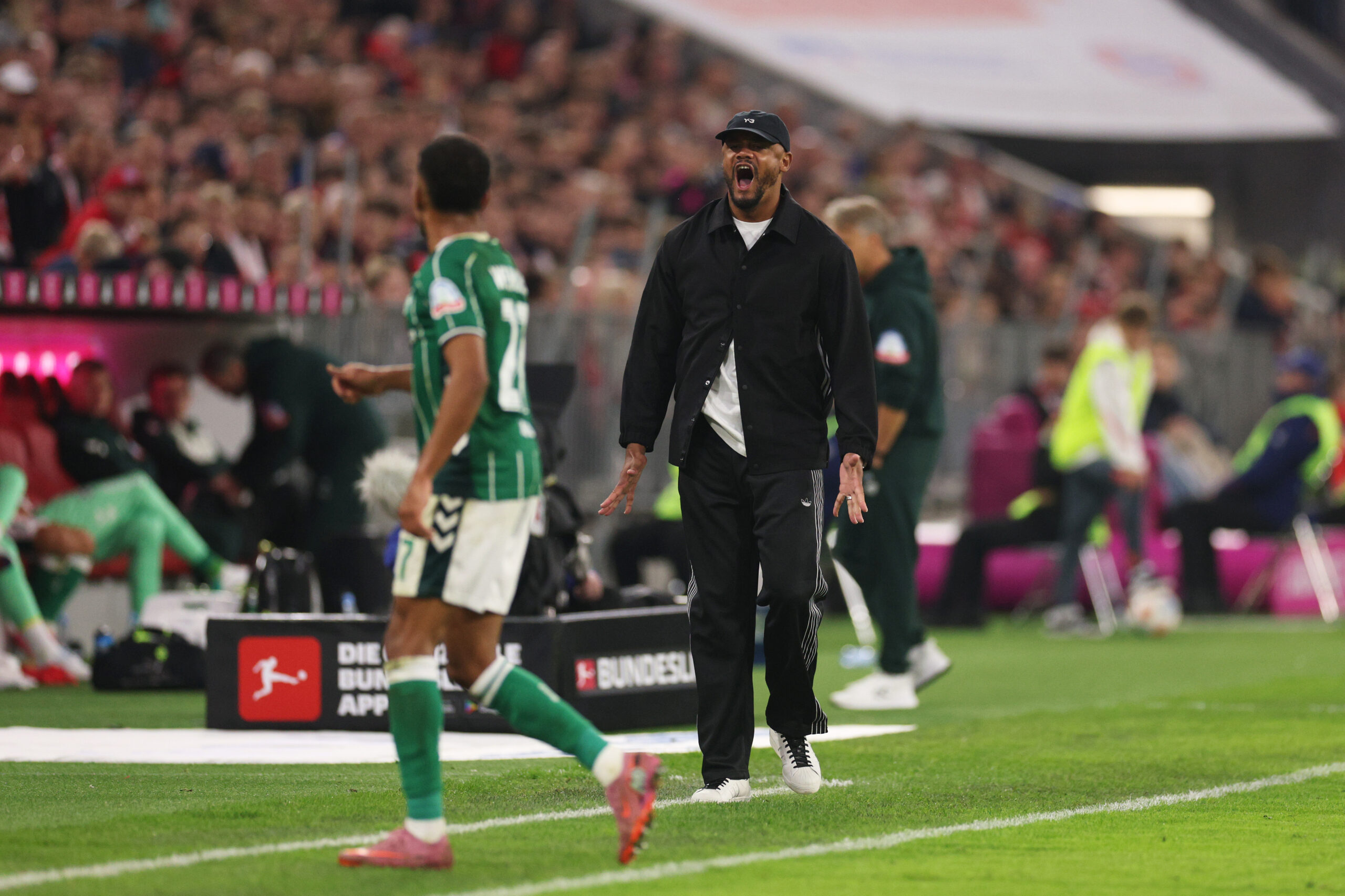 Vincent Kompany an der Seitenlinie eines Spiels des FC Bayern gegen Werder Bremen. Er reißt den Mund weit auf.