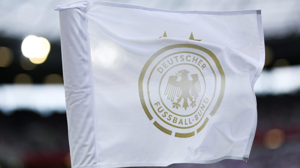 Eine Fahne mit dem Logo des DFB für die Frauen-Nationalelf.