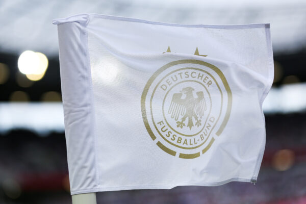 Eine Fahne mit dem Logo des DFB für die Frauen-Nationalelf.