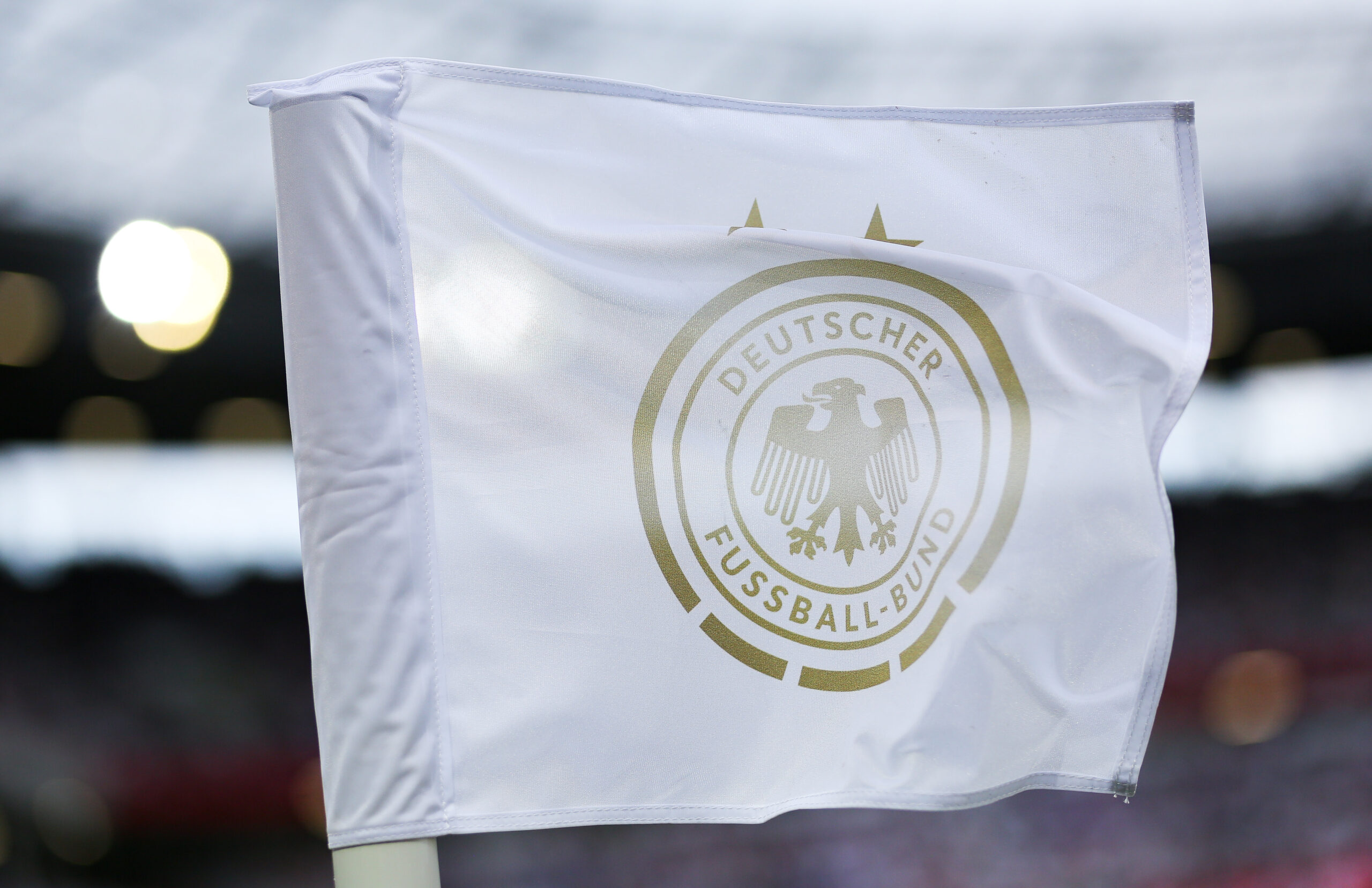 Eine Fahne mit dem Logo des DFB für die Frauen-Nationalelf.