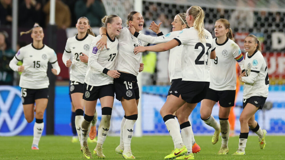 Klara Bühl von den FC Bayern Frauen jubelt mit den Nationalspielerinnen der DFB-Frauen über ihr Tor gegen Frankreich.