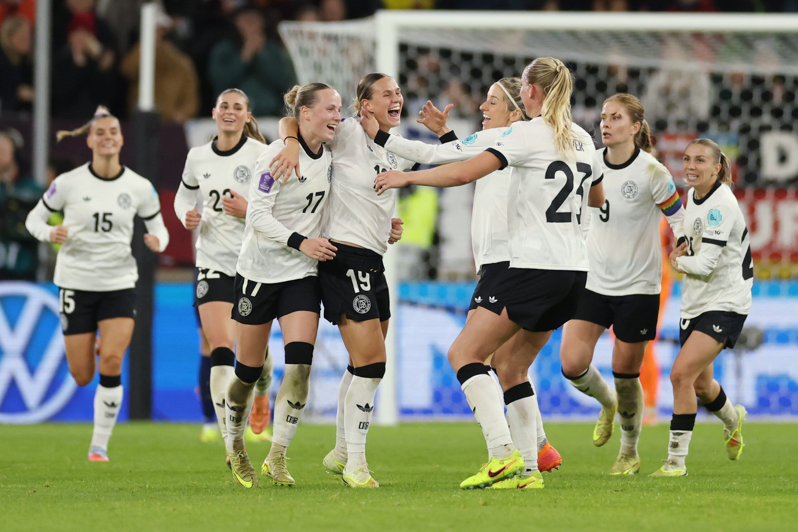 Klara Bühl von den FC Bayern Frauen jubelt mit den Nationalspielerinnen der DFB-Frauen über ihr Tor gegen Frankreich.