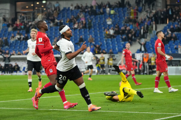 Serge Gnabry (FC Bayern) im Trikot des DFB-Teams.