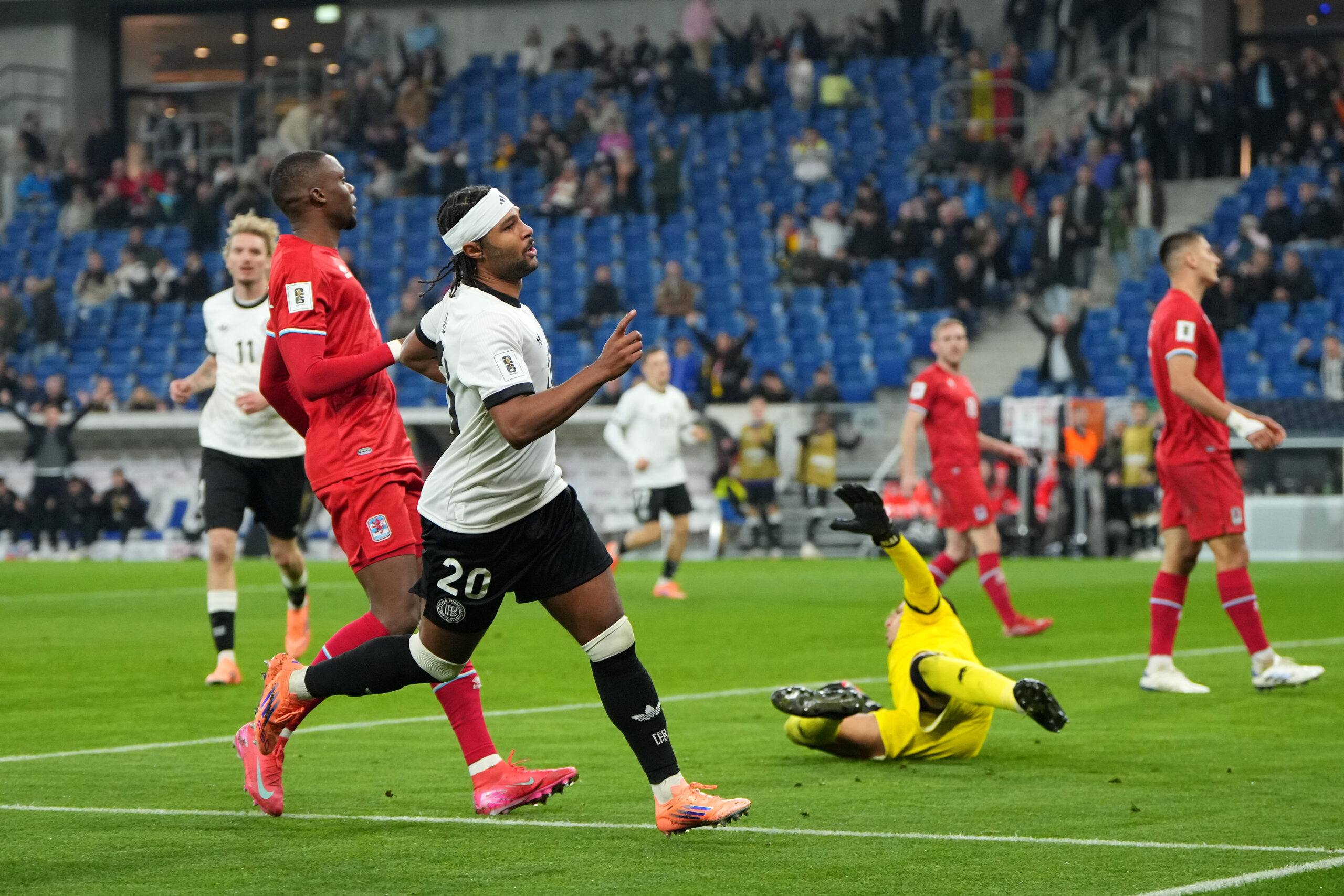 Serge Gnabry (FC Bayern) im Trikot des DFB-Teams.