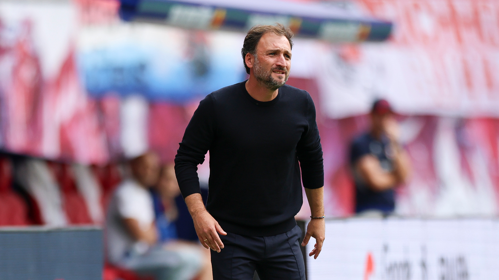 José Barcala an der Seitenlinie, während er die Frauen des FC Bayern coacht.