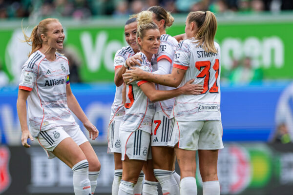 Die FC Bayern Frauen jubeln über einen Treffer in Wolfsburg.