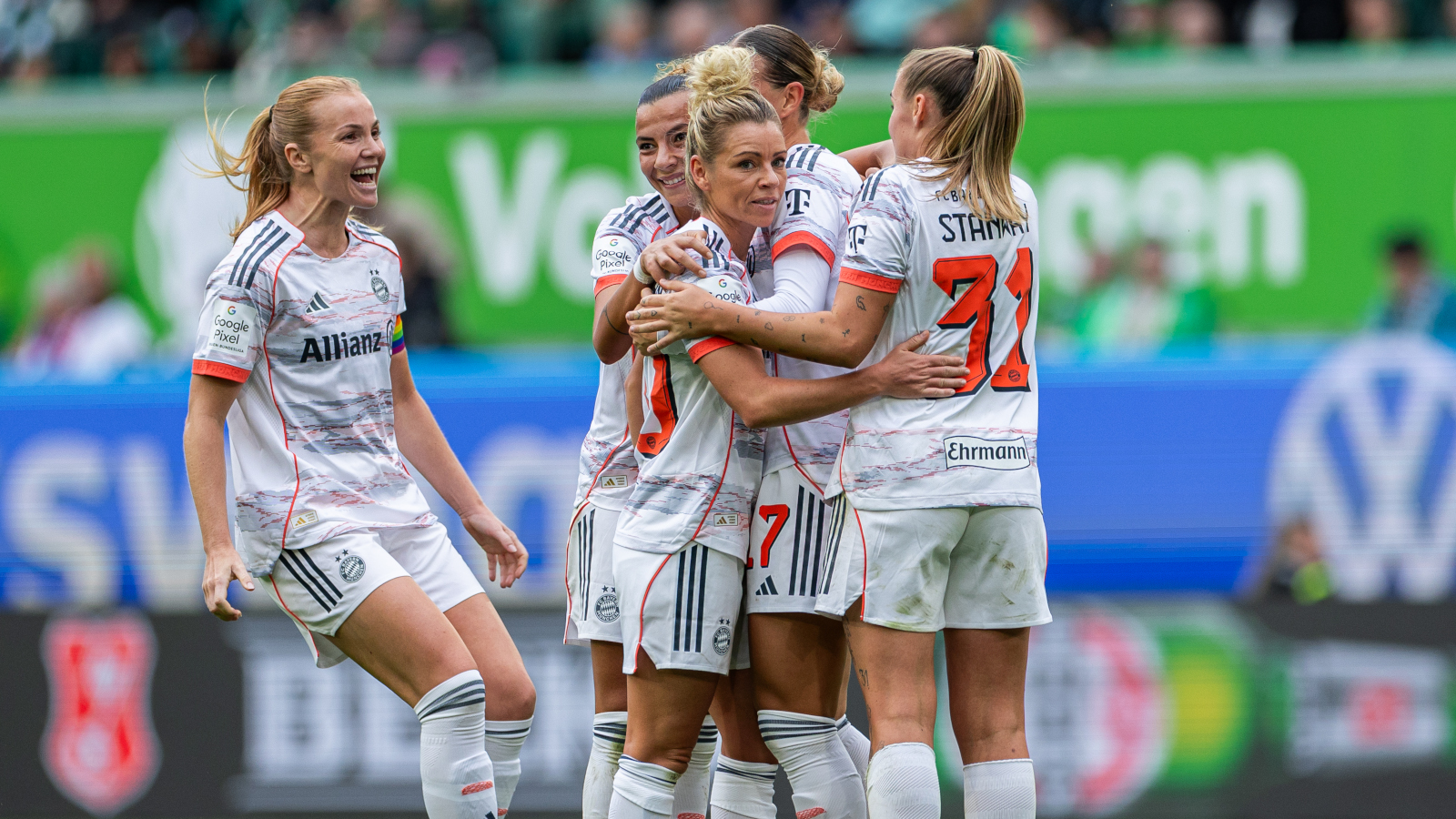 Die FC Bayern Frauen jubeln über einen Treffer in Wolfsburg.