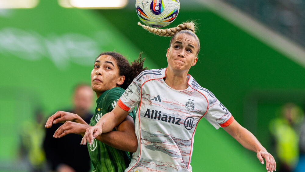 Giulia Gwinn im Kopfballduell mit Cora Zicai (FC Bayern Frauen vs. VfL Wolfsburg)