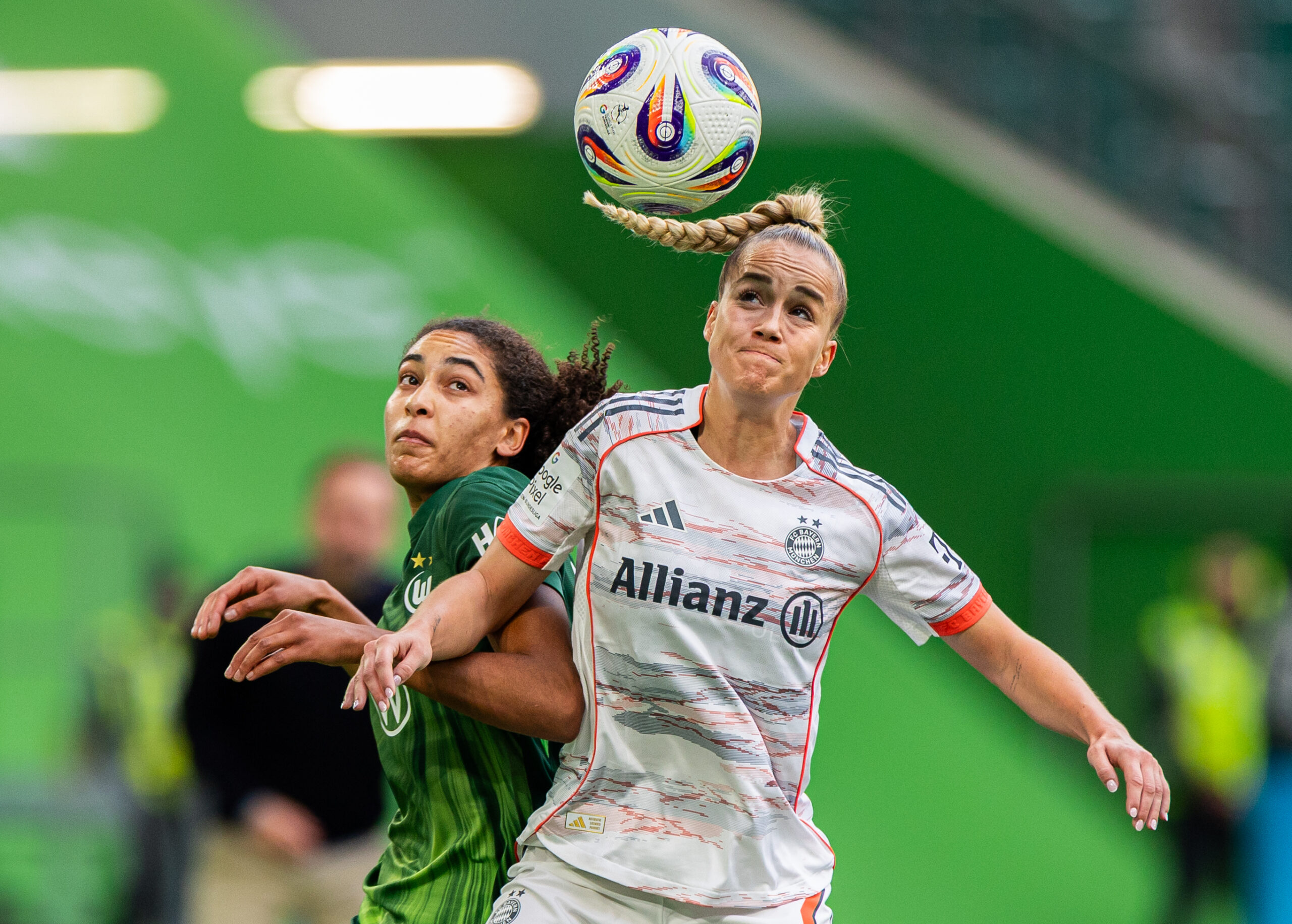 Giulia Gwinn im Kopfballduell mit Cora Zicai (FC Bayern Frauen vs. VfL Wolfsburg)