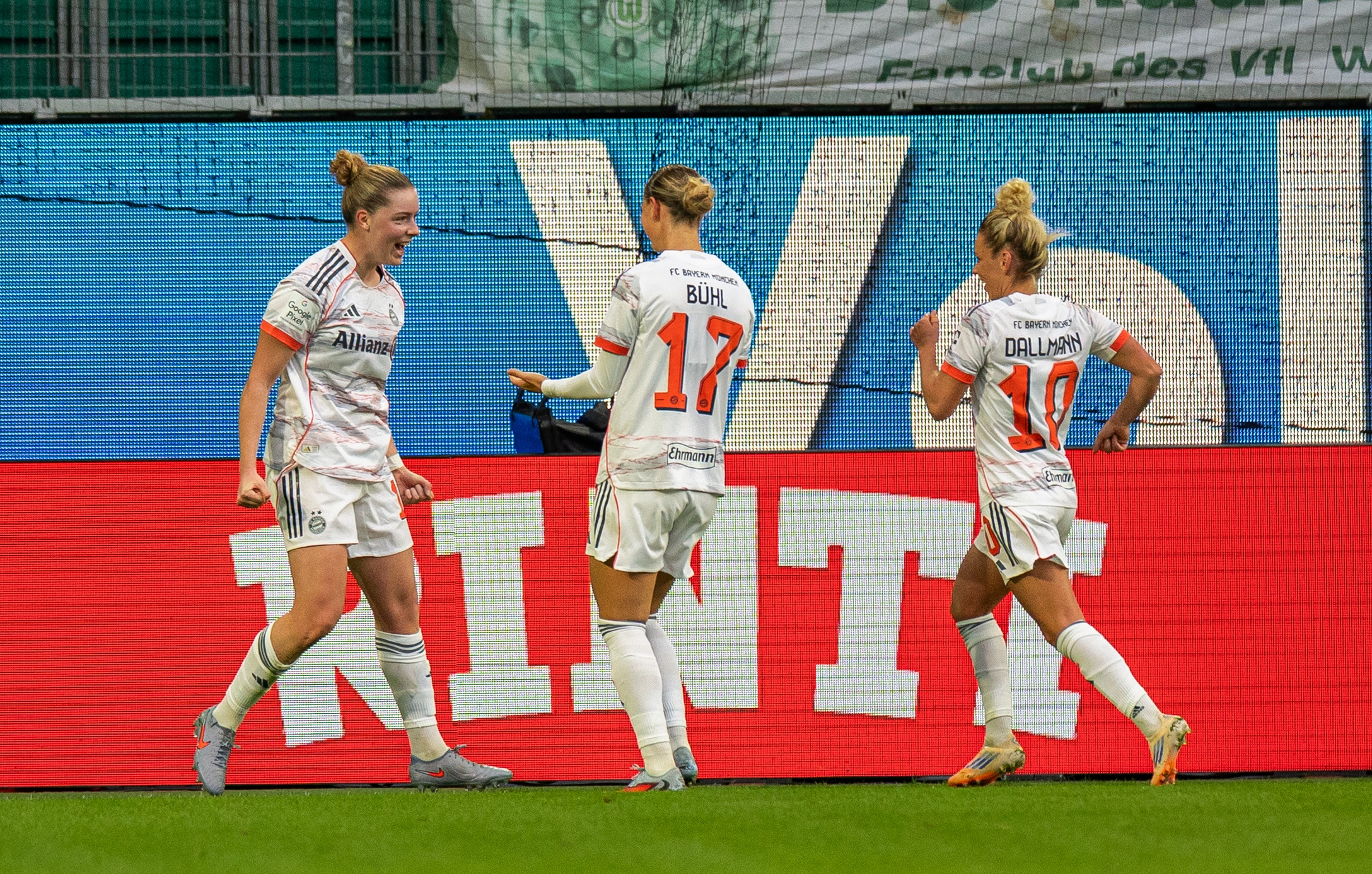 Die FC Bayern Frauen gewinnen das Spitzenspiel in Wolfsburg