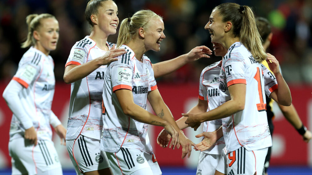 Pernille Harder (FC Bayern) feiert ihr Tor mit dem Team
