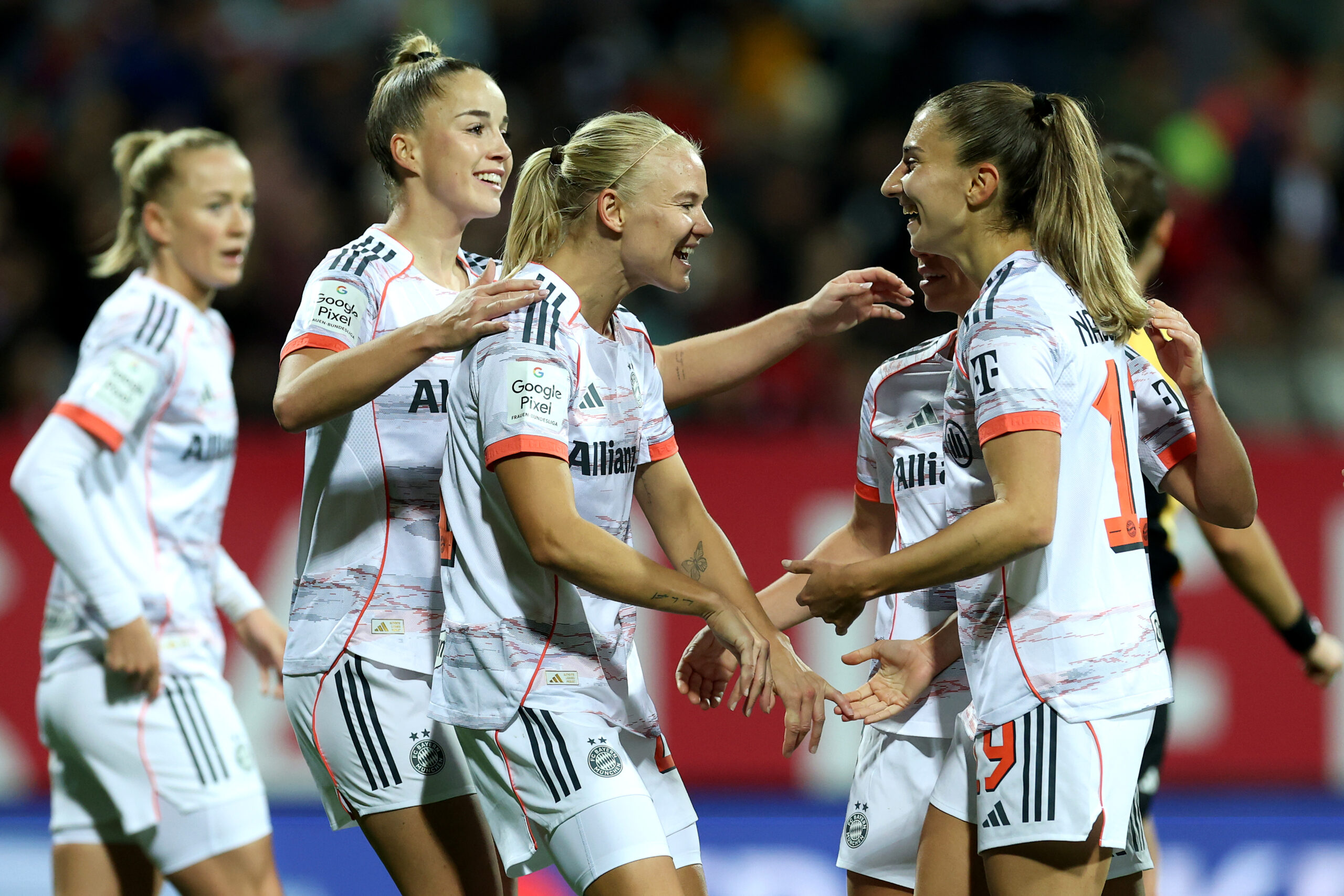 Pernille Harder (FC Bayern) feiert ihr Tor mit dem Team