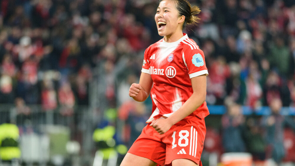 Momoko Tanikawa jubelt im Trikot der FC Bayern Frauen