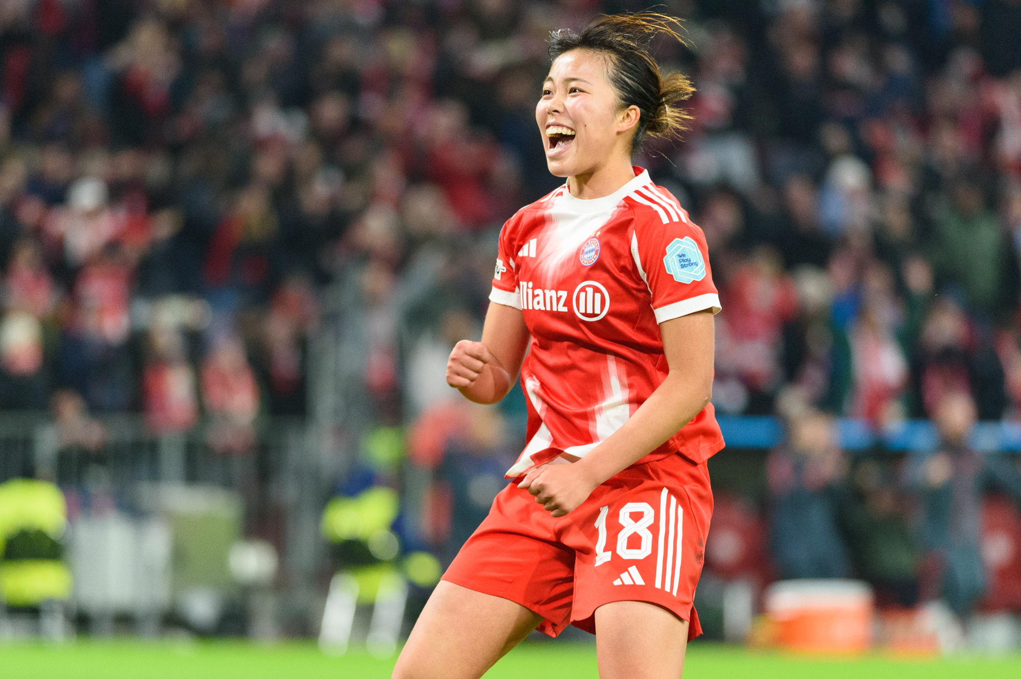 Momoko Tanikawa jubelt im Trikot der FC Bayern Frauen