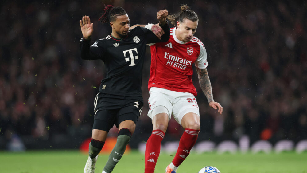 Michael Olise (FC Bayern) im Zweikampf mit Riccardo Calafiori (FC Arsenal)