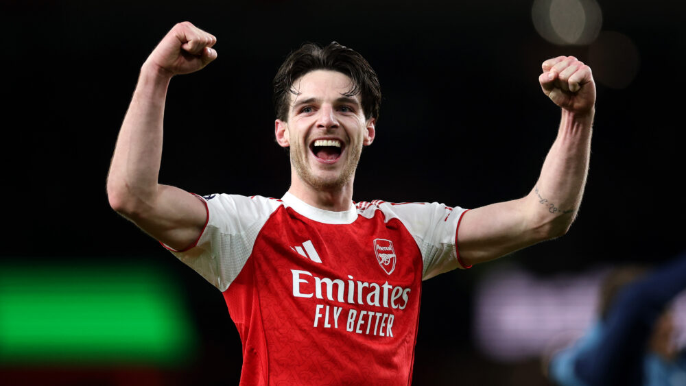 Declan Race reißt die Arme hoch und freut sich. Am Mittwoch spielt er mit dem FC Arsenal gegen den FC Bayern.