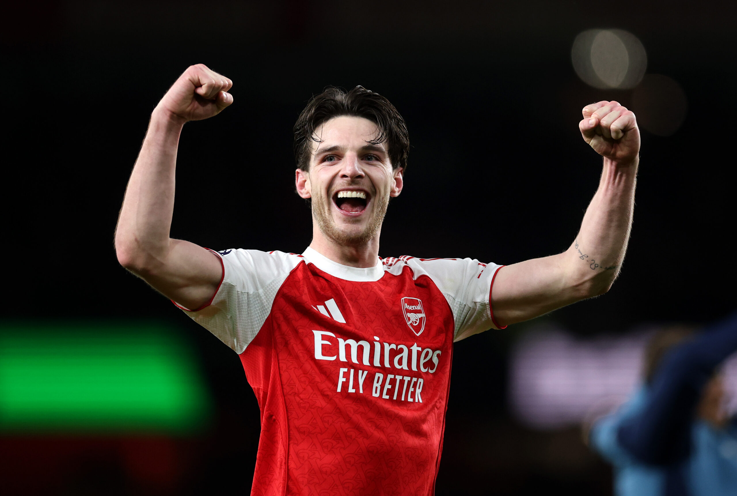 Declan Race reißt die Arme hoch und freut sich. Am Mittwoch spielt er mit dem FC Arsenal gegen den FC Bayern.