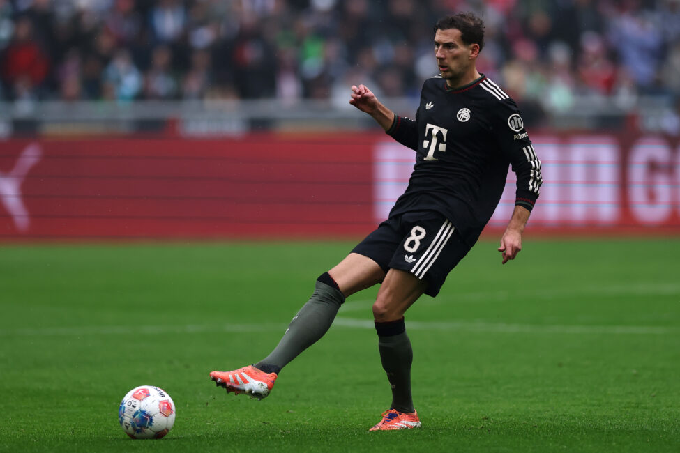 Leon Goretzka im schwarzen Trikot des FC Bayern.