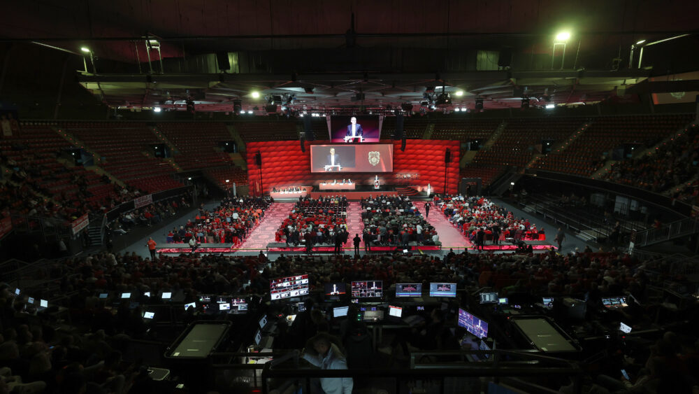 Die Jahreshauptversammlung des FC Bayern: Eine leuchtende Bühne und Publikum.