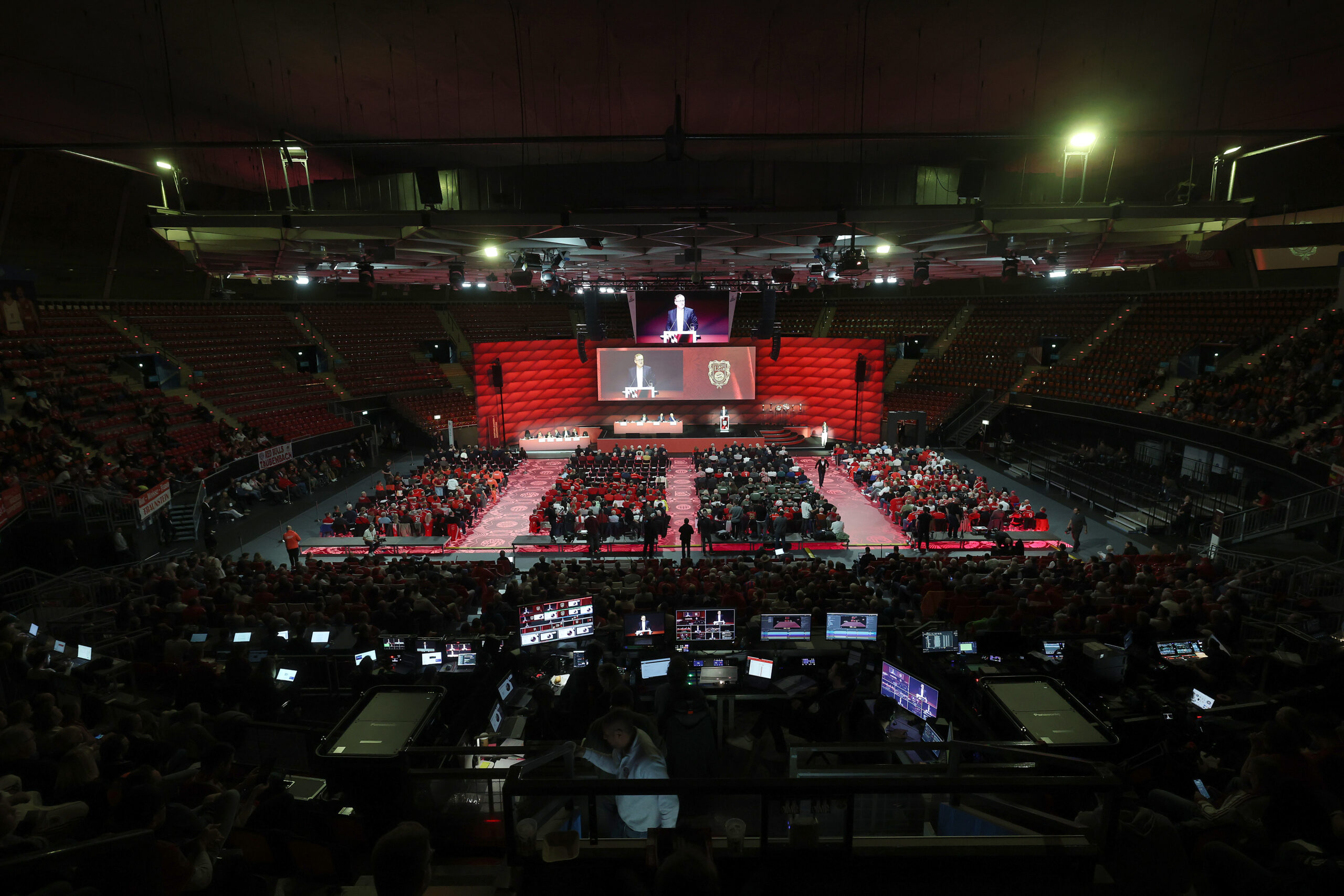 Die Jahreshauptversammlung des FC Bayern: Eine leuchtende Bühne und Publikum.