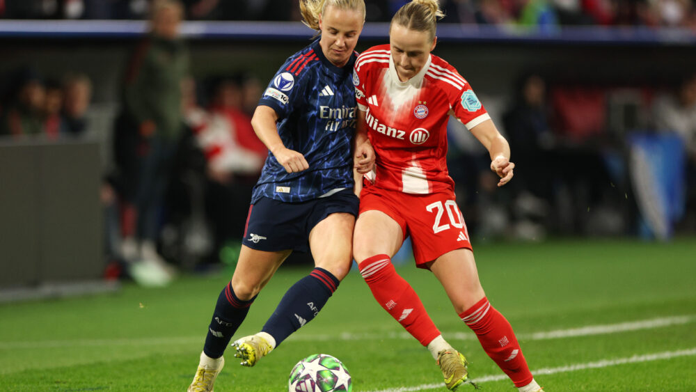 Franziska Kett (FC Bayern) im Zweikampf