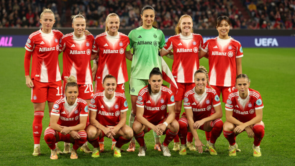 Teamfoto der FC Bayern Frauen in ihren rot-weißen Trikots.