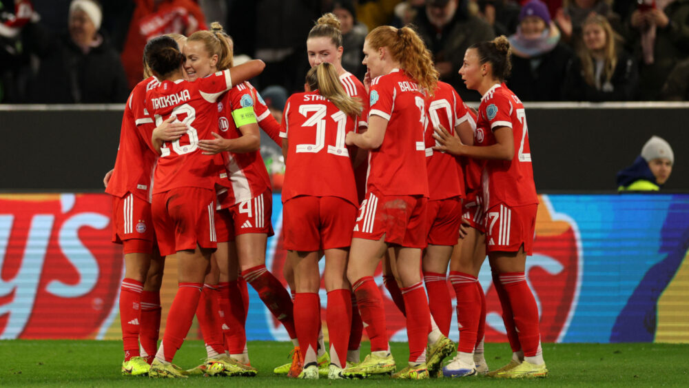 Die FC Bayern Frauen jubeln gemeinsam gegen den FC Arsenal