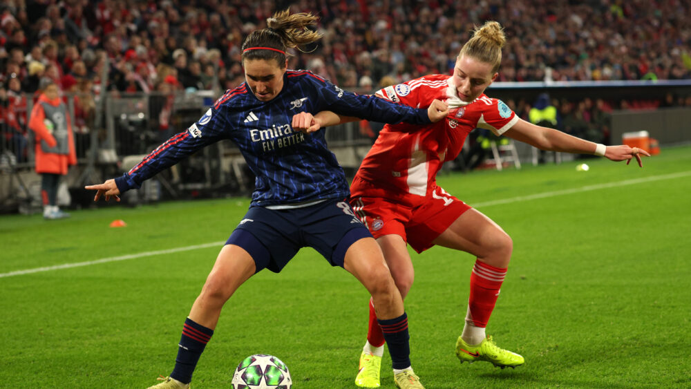 Alara im Zweikampf im Duell der FC Bayern Frauen mit dem FC Arsenal.