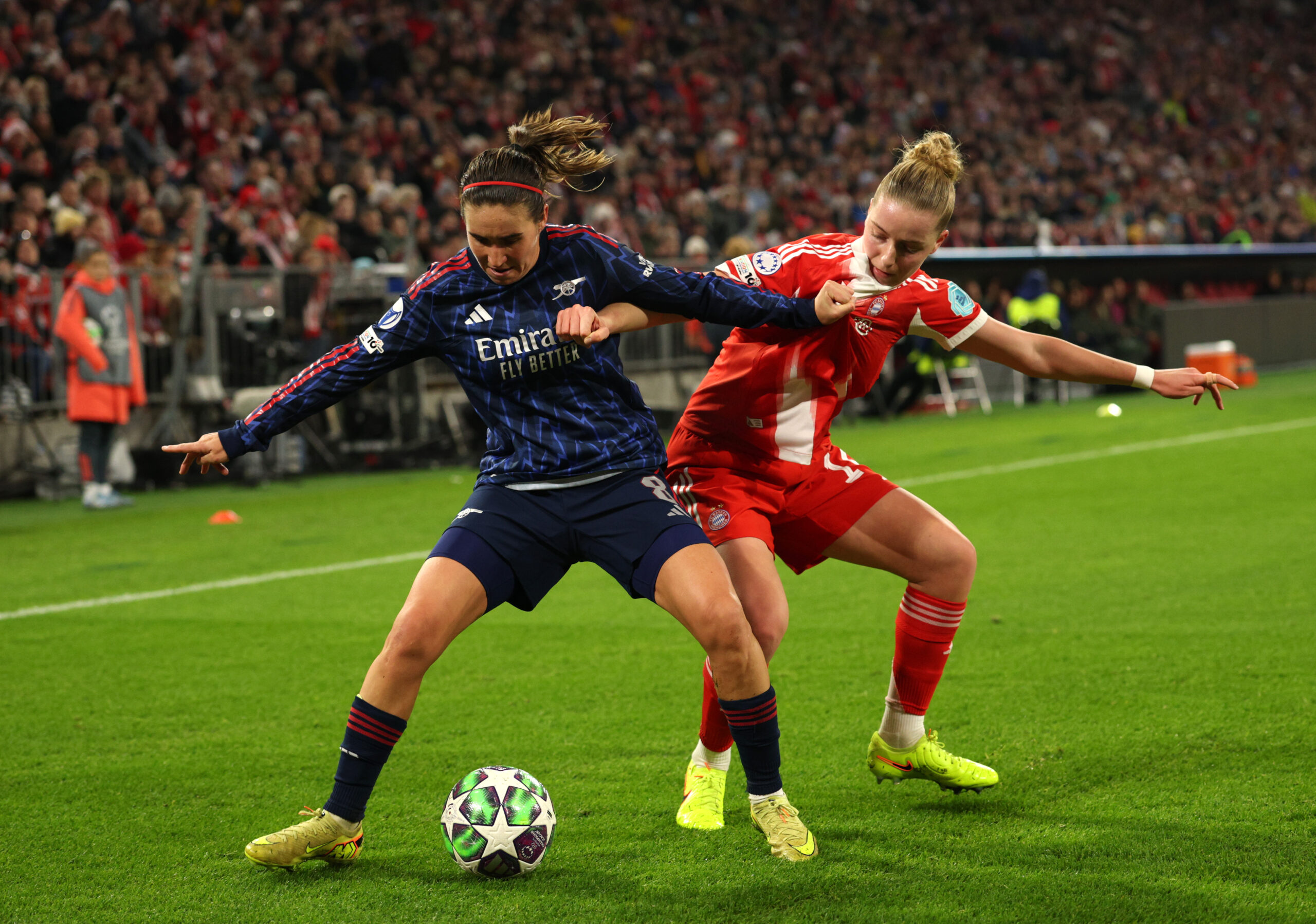 Alara im Zweikampf im Duell der FC Bayern Frauen mit dem FC Arsenal.