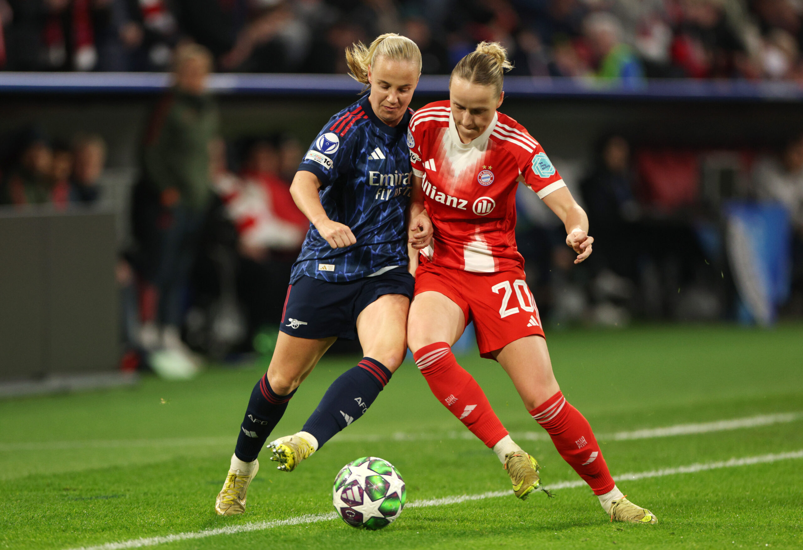 Franziska Kett (FC Bayern) im Zweikampf