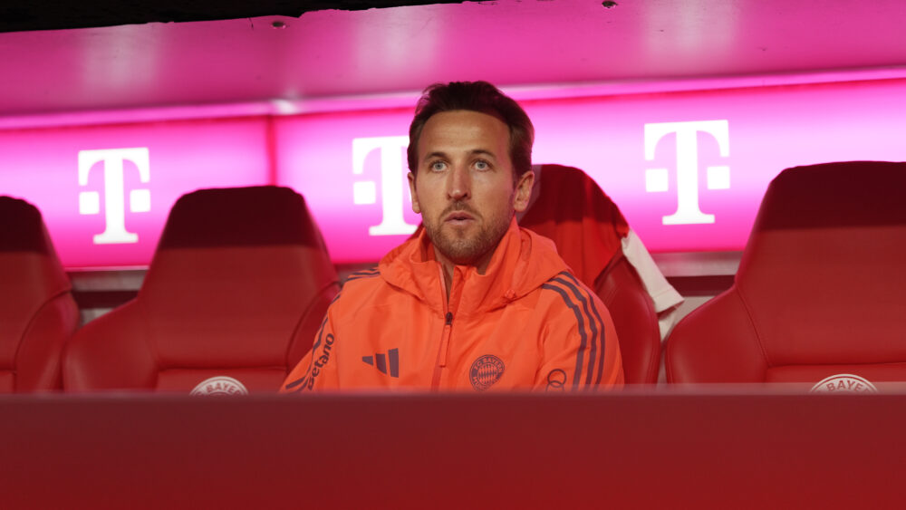 Harry Kane (FC Bayern München) saß zu Beginn der Partie gegen Bayer 04 Leverkusen auf der Bank
