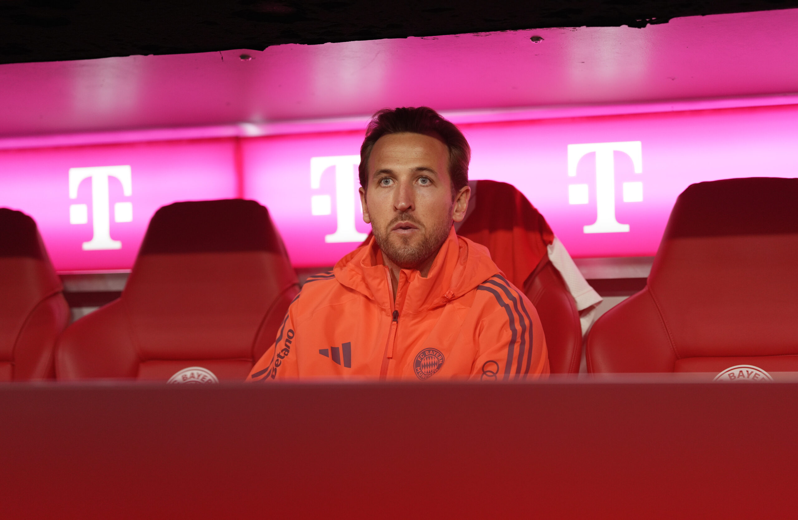 Harry Kane (FC Bayern München) saß zu Beginn der Partie gegen Bayer 04 Leverkusen auf der Bank