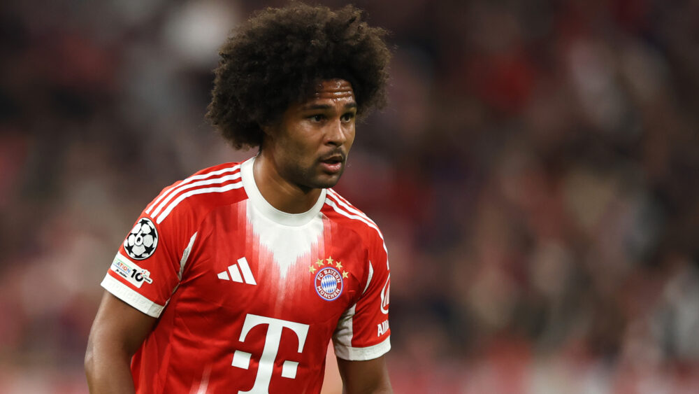 Serge Gnabry im roten Trikot des FC Bayern.