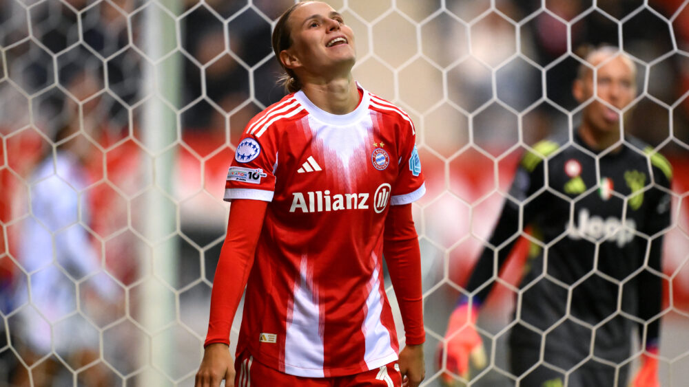 Klara Bühl schaut verzweifelt nach oben. Sie trägt das rot-weiße Trikot der FC Bayern Frauen.