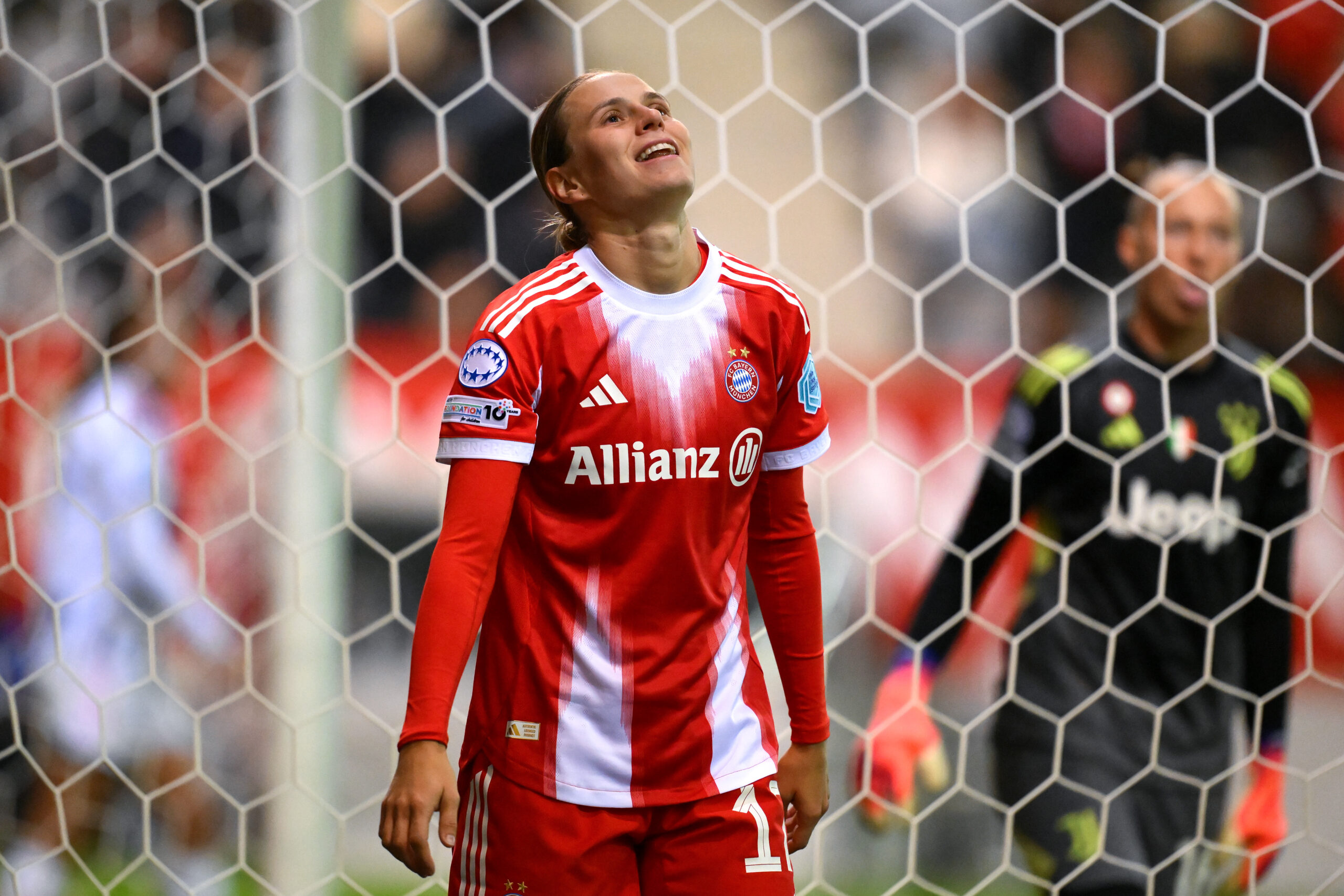 Klara Bühl schaut verzweifelt nach oben. Sie trägt das rot-weiße Trikot der FC Bayern Frauen.