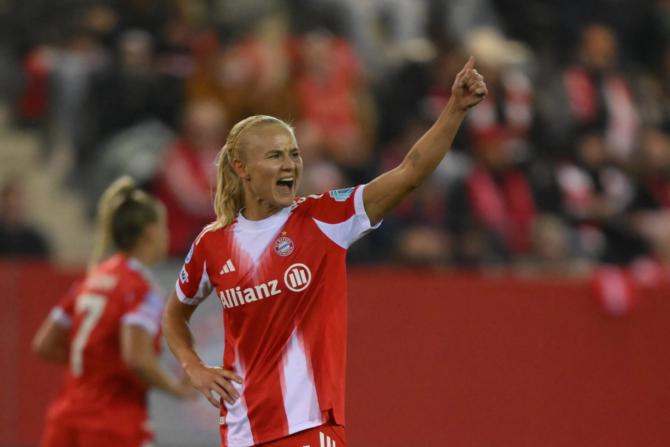Pernille Harder jubelt im Trikot des FC Bayern.