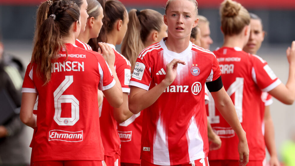 Lea Schüller klatscht mit ihren Teamkolleginnen des FC Bayern ab.