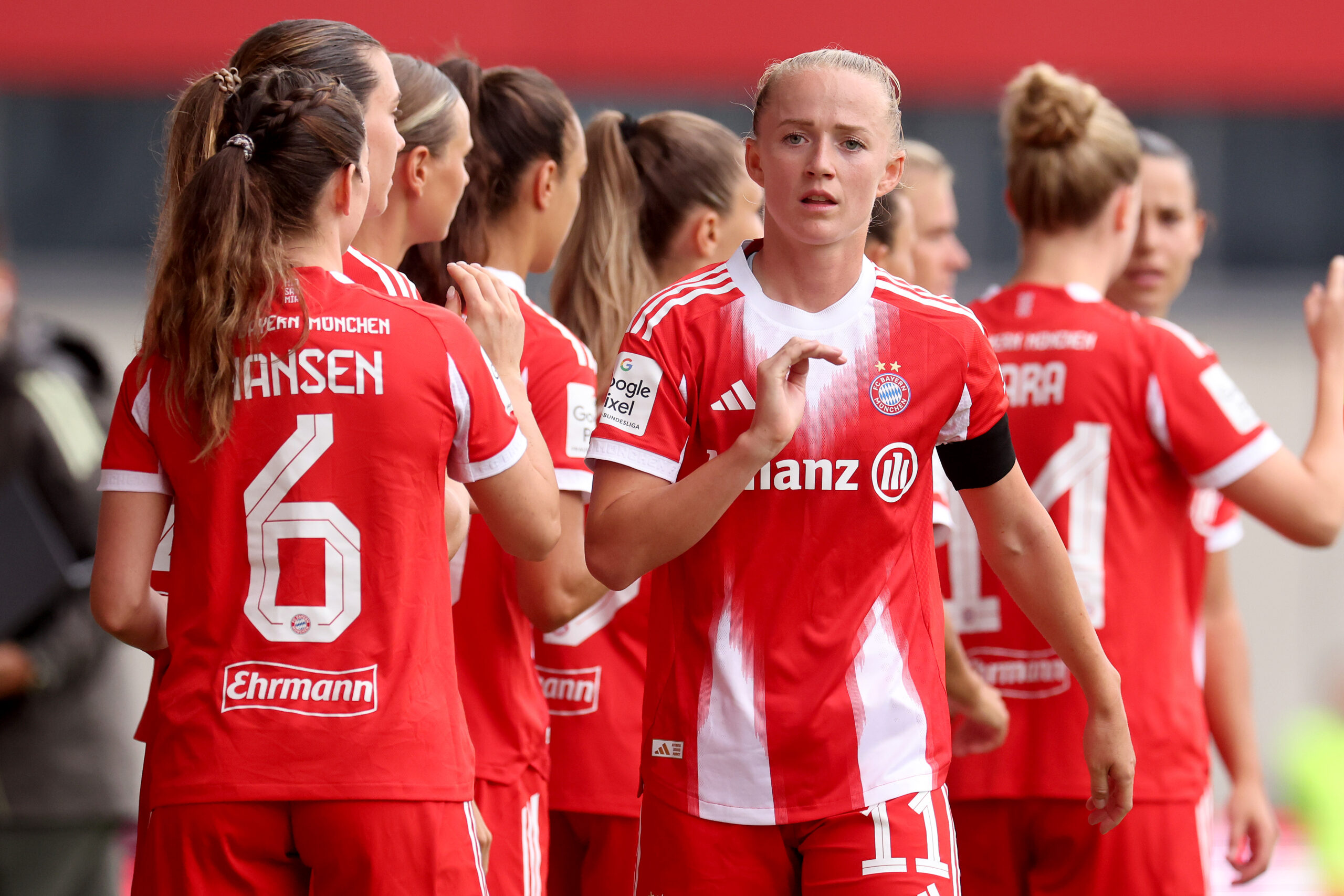 Lea Schüller klatscht mit ihren Teamkolleginnen des FC Bayern ab.