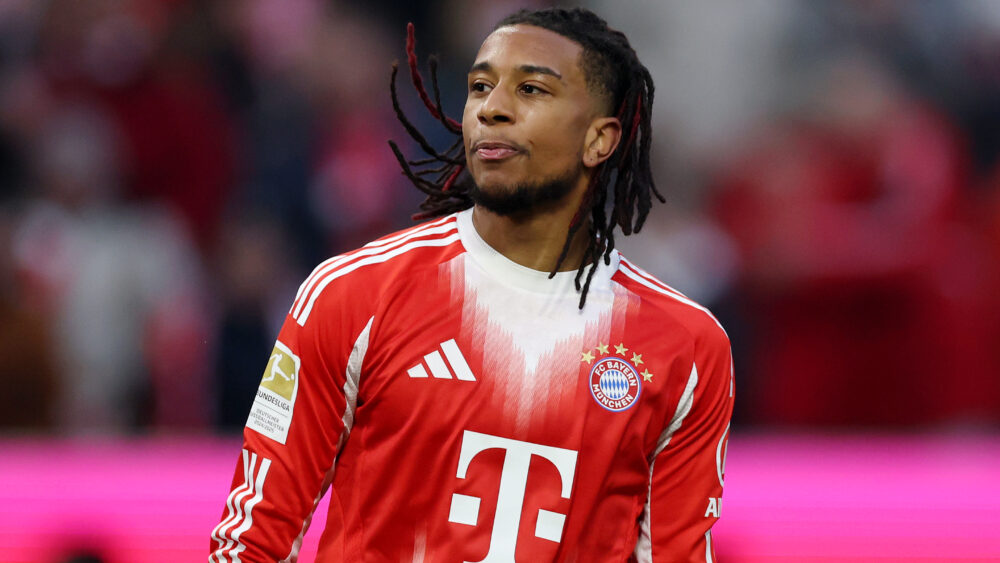 Michael Olise im rot-weißen Heimtrikot des FC Bayern München.