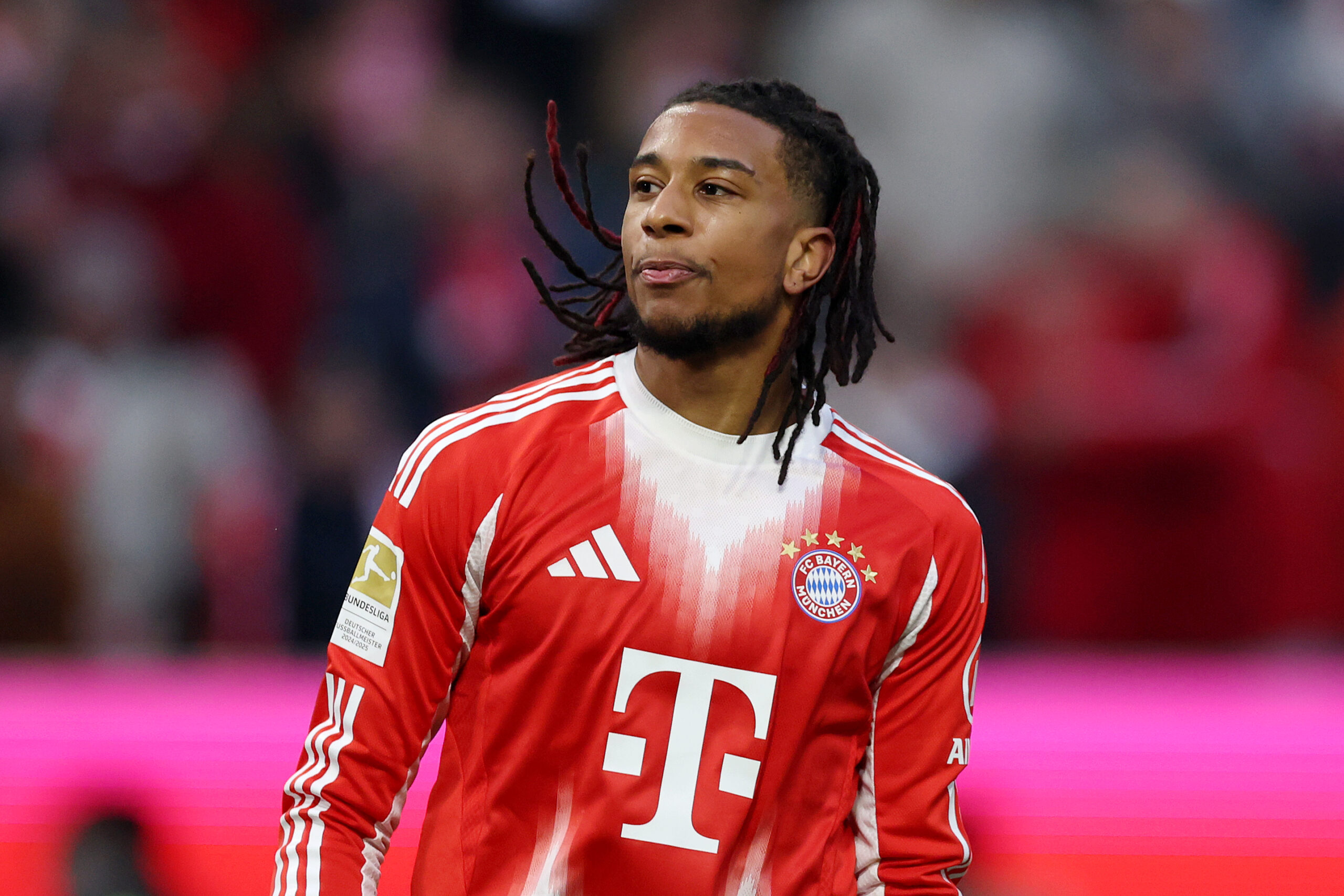Michael Olise im rot-weißen Heimtrikot des FC Bayern München.