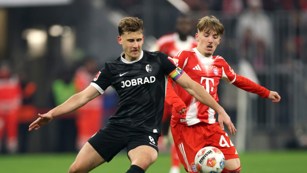 Lennart Karl (FC Bayern) hatte in der ersten Halbzeit einige Probleme mit dem SC Freiburg