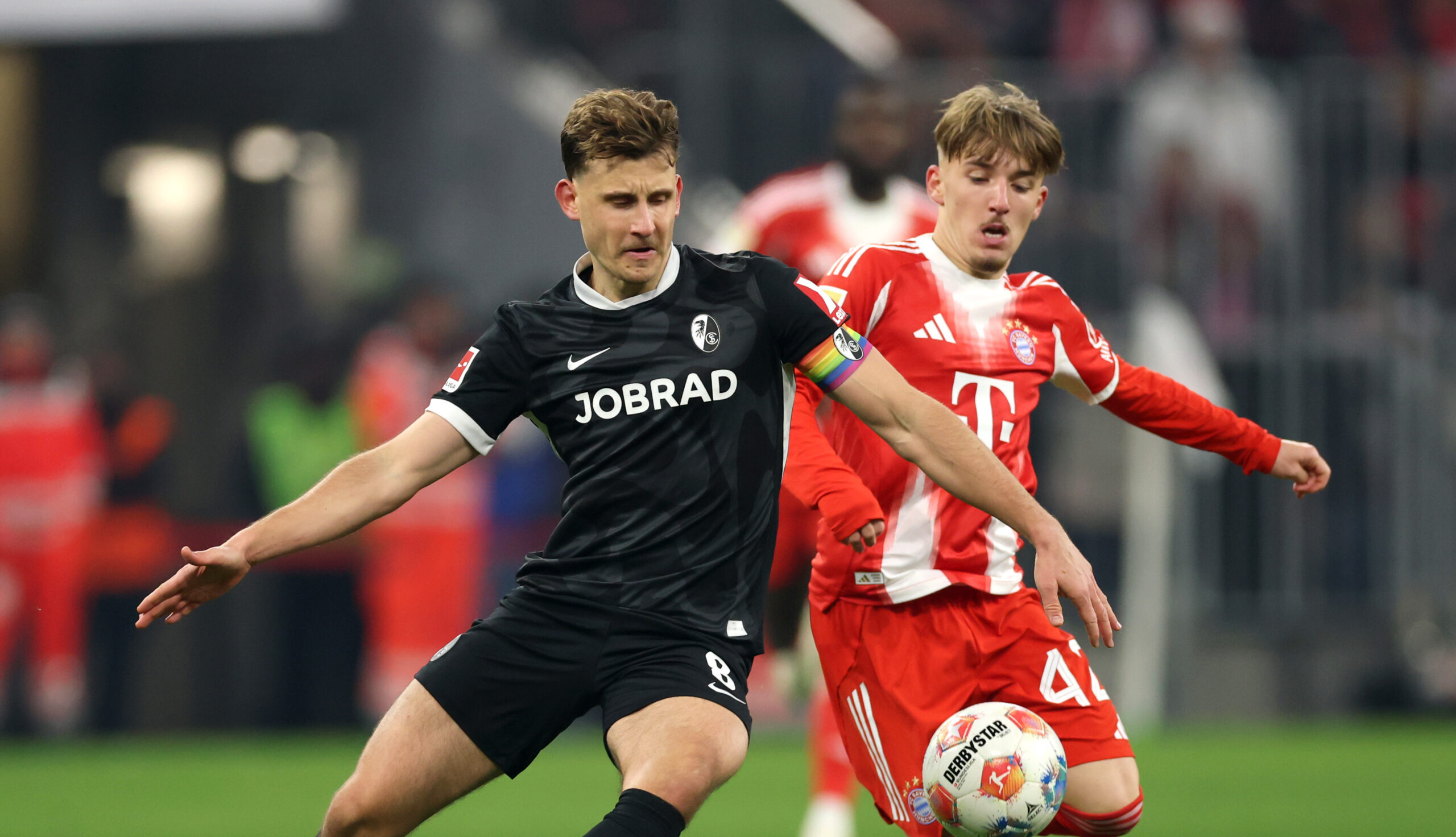 Lennart Karl (FC Bayern) hatte in der ersten Halbzeit einige Probleme mit dem SC Freiburg
